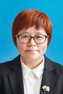 穿西裝戴眼鏡的人描述已自動生成